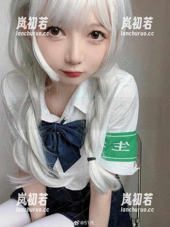 51酱 最新写真资源上线:欣赏51酱在九月制服中的独特韵味,尽在这里!