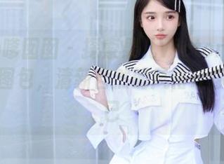 Feilin嗲囡囡 – 探索果儿Victoria的吊带写真图包，清新自然的风格让你心动不已