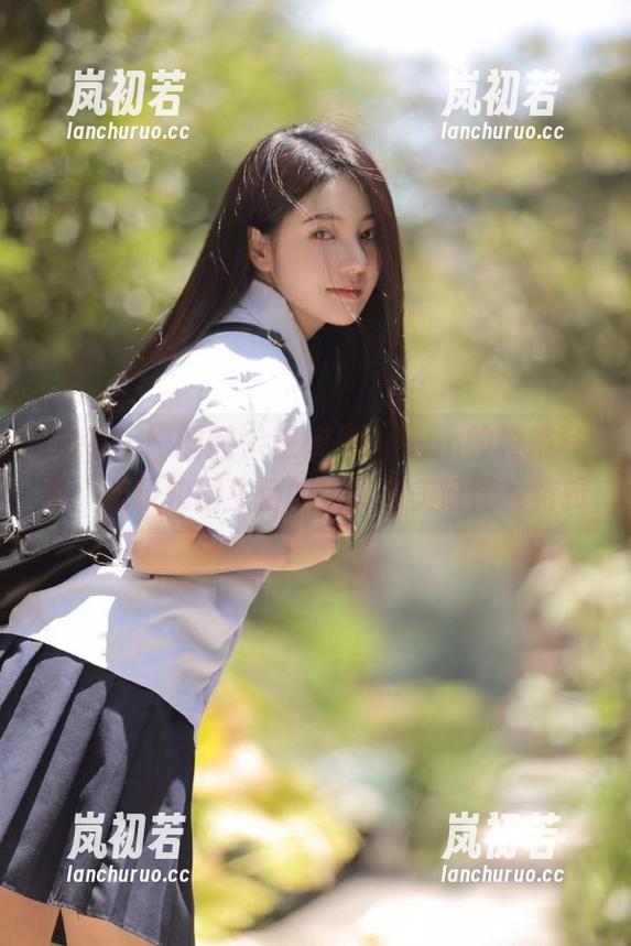 Feilin嗲囡囡-王婉悠Queen Feilin嗲囡囡 - 王婉悠Queen的校服写真:记录校园生活的温馨与美好图片特辑