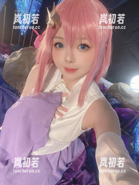 Hachi小芭 白衬衫背后的故事:Hachi小芭精致写真套图合集,探寻她灵动心灵的独白