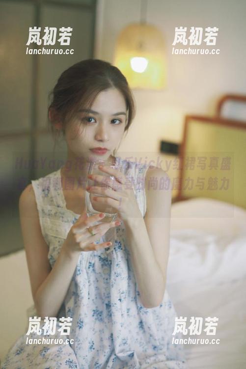 HuaYang花漾 - 可乐Vicky红裙写真盛宴，福利图片让你感受时尚的魔力与魅力！