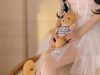 HuaYang花漾 – 方子萱时尚制服写真，细腻美图，完美诠释校园风情