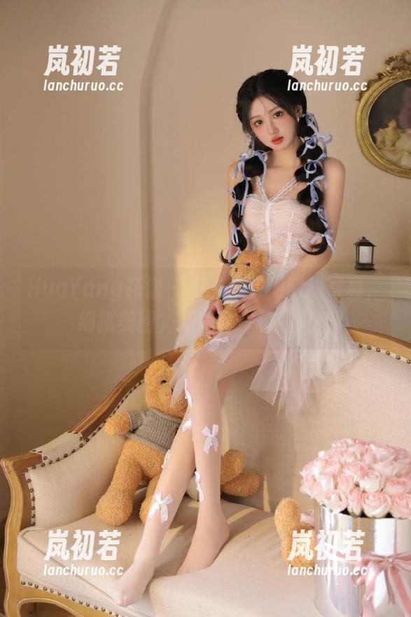 HuaYang花漾 - 方子萱时尚制服写真，细腻美图，完美诠释校园风情