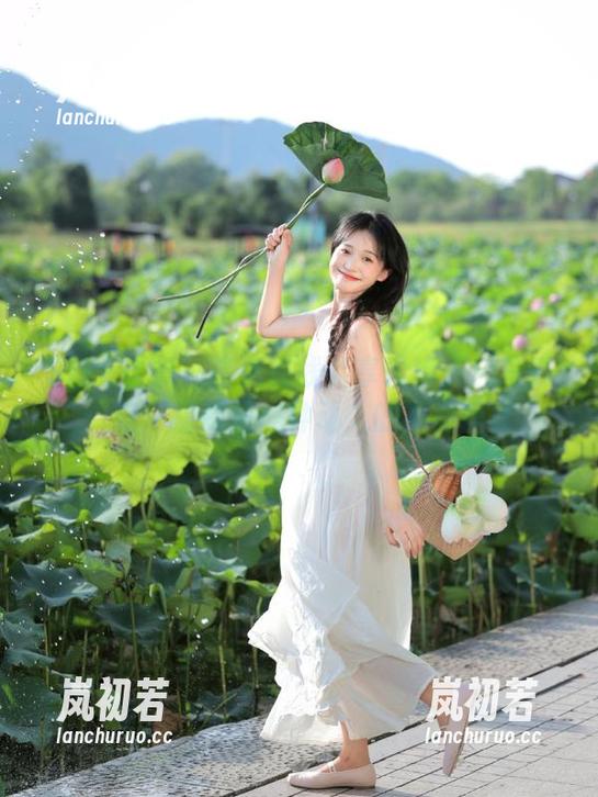 SIEE丝意-玲玲 SIEE丝意 - 高清在线共享玲玲天台写真:每一幅都是一种动人的视觉盛宴
