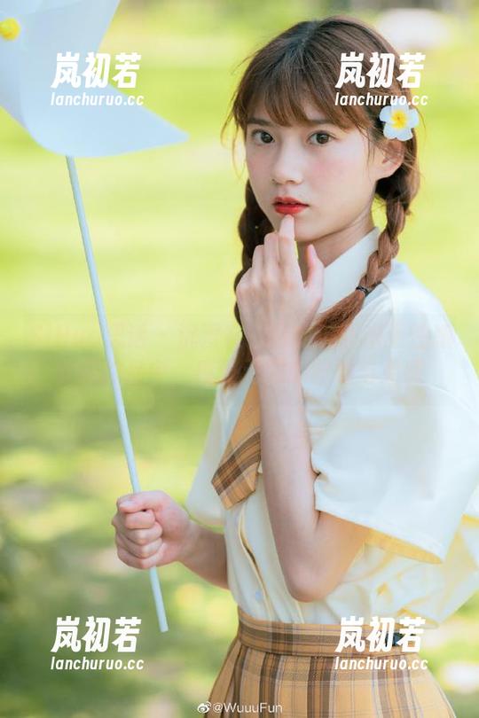 SiHua思话-诗诗 SiHua思话 - 沉浸在诗诗的波西米亚性感女孩作品中,感受无限的创意与灵感