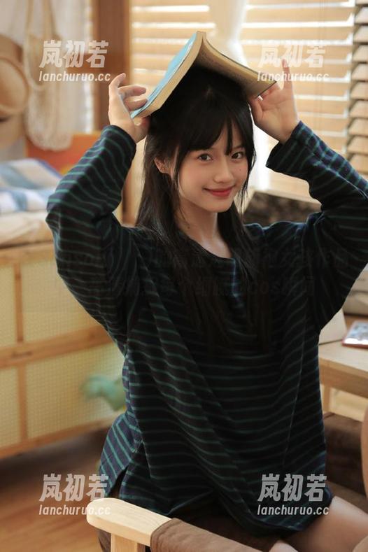在Sonson(손손)的高清透明旗袍女孩作品中，高清捕捉每个细腻的cos瞬间
