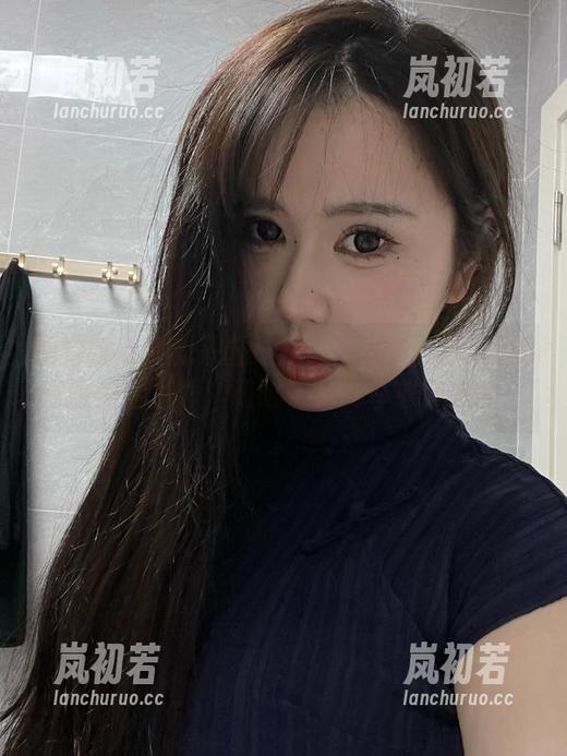 Tina很妖孽呀 视觉与心灵的双重碰撞:Tina很妖孽呀的高清美腿写真,随时下载尽享雅致魅力!