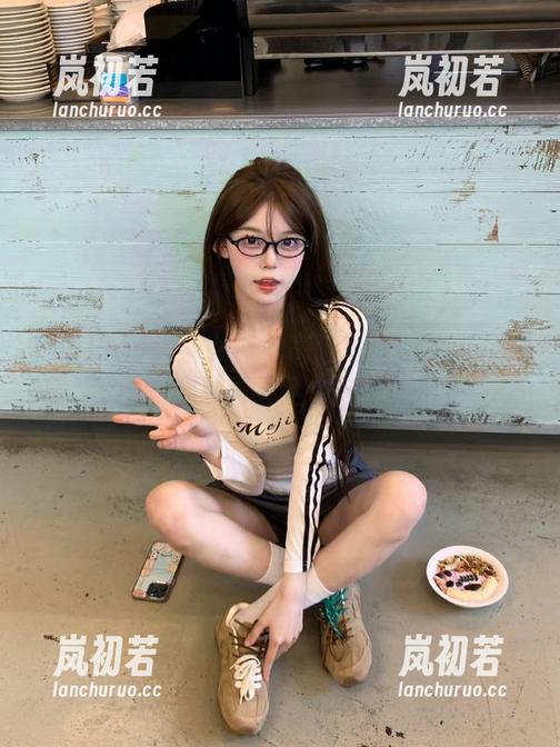 TouTiao头条女神-李媛媛 TouTiao头条女神 - 高清李媛媛天台写真套图:展现青春活力与自然风情