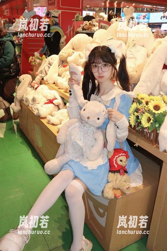 TouTiao头条女神-杨漫妮baby TouTiao头条女神 - 快来欣赏杨漫妮baby穿连衣裙的清新写真图片,宛如夏日微风!