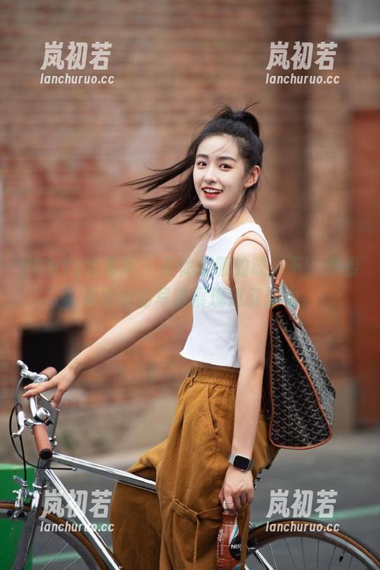 UGirls尤果网 - 在体操服的映衬下，观看刘姗姗的写真展现青春活力