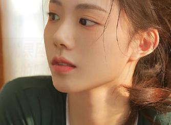 UGirls尤果网 – 娜依灵儿温柔私拍合集：初冬的暖阳与她的柔情相映成辉