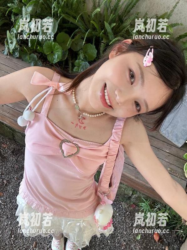 UGirls尤果网 - 尹菲连体衣作品：在图集中找回内心深处的纯真与自信