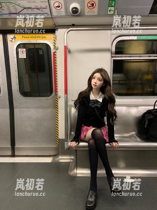 UGirls尤果网 - 欣杨Kitty天使最新图包，展现她独特视角下的美丽世界