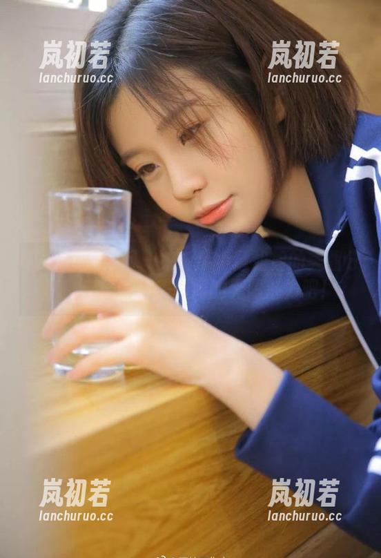 UGirls尤果网 - 来看芊小童姐姐的美图分享，感受她甜美瞬间的无限魅力吧！