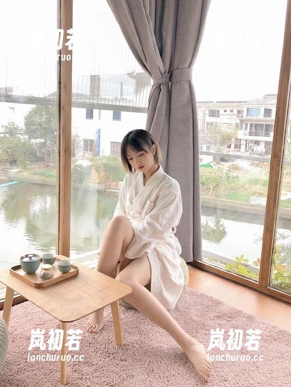 UGirls尤果网-陈幼伊 UGirls尤果网 - 棉袜私房写真:陈幼伊在镜头下的迷人瞬间与自然之美