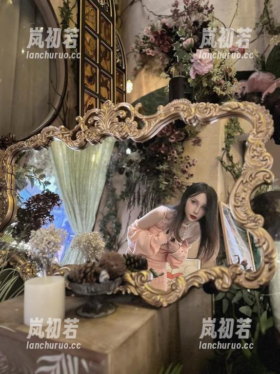 Vams子 走进“Vams子”的酷炫世界,感受女警主题写真中的美图力量!