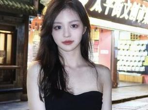 XIAOYU语画界 – 查看安琪yee的定制瑜伽图片，毕竟在瑜伽垫上摔跤也是一种调皮的魅力！