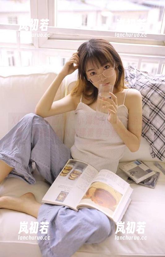 XIAOYU语画界 - 小海臀Rena水手服写真，观看她如何演绎青春与勇气的结合