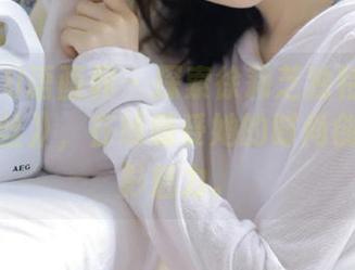 XIAOYU语画界 – 探索徐莉芝独特的作品《裤里丝》，在线感受她的时尚创作与摄影魅力。