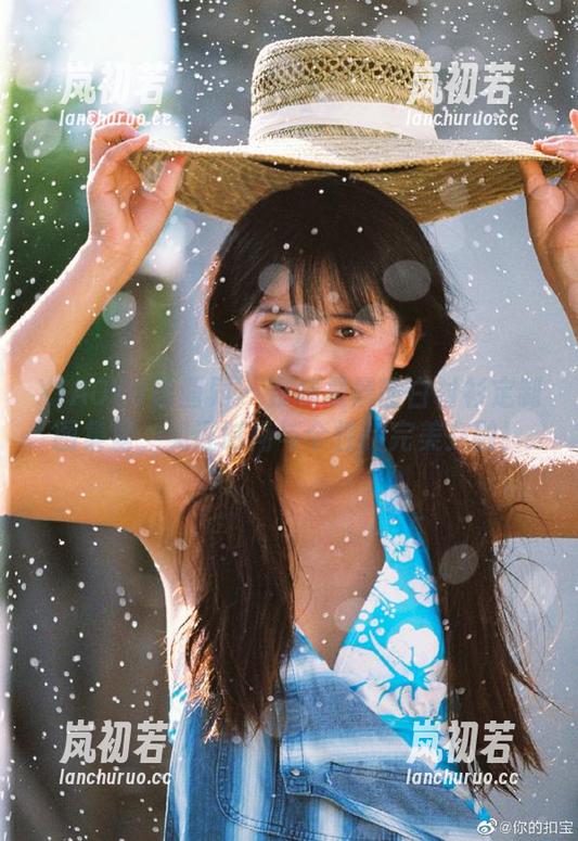 XIAOYU语画界-杨晨晨 XIAOYU语画界 - 在杨晨晨的白衬衫定制图集里,见证时尚与个性的完美交融!