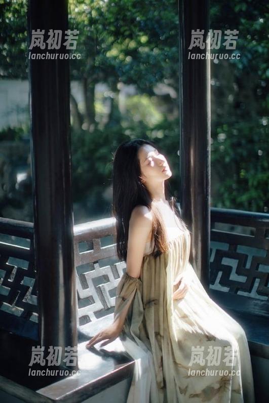 XIAOYU语画界 - 苏苏阿全新写真作品上线，空姐造型让人惊艳不已！