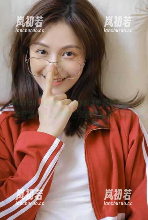 Xiuren秀人网-Angela小热巴 Xiuren秀人网 - Angela小热巴白衬衫全套图片,追寻她在光影中的迷人故事