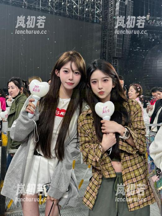 Xiuren秀人网-Emily尹菲 Xiuren秀人网 - 需要灵感?Emily尹菲礼服图包全新分享,保底让你颜值翻倍,笑容常在!