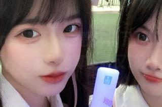 Xiuren秀人网 – 观看红裙下的lingyu69，图片揭示了她真实而又动人的一面