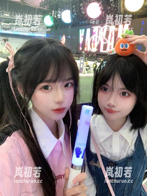 Xiuren秀人网 - 观看红裙下的lingyu69，图片揭示了她真实而又动人的一面