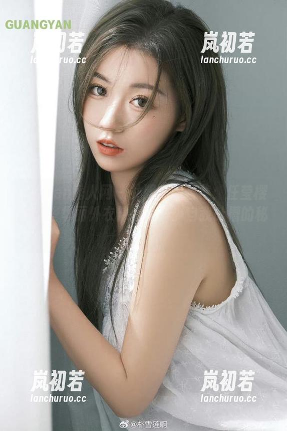 Xiuren秀人网 - 礼服美图合集：任莹樱用这些华丽外衣隐藏了多少自我吐槽的秘密！