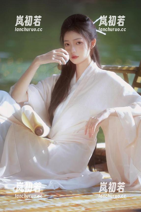 Xiuren秀人网 - 唐安琪空姐下班后的生活分享，探索她独特的图库魅力