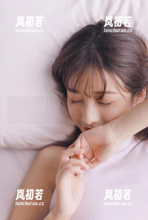 Xiuren秀人网 - 发现坏兔子：她的牛仔裤美图和福利资源一网打尽