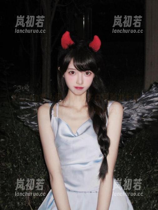 Xiuren秀人网 - 小波多白裙魅力十足，高清写真展示她的时尚风采
