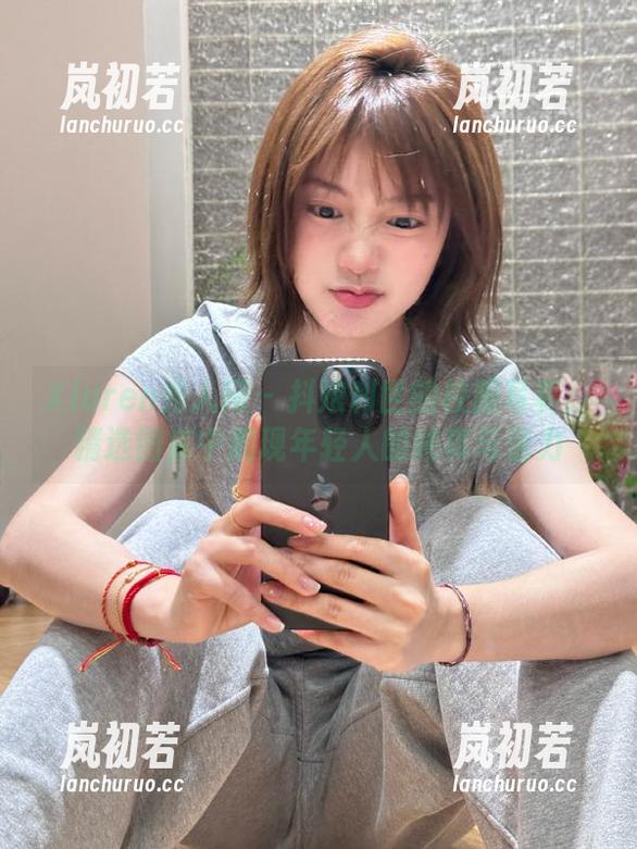 Xiuren秀人网-抖娘利世 Xiuren秀人网 - 抖娘利世的校服写真:精选图库中展现年轻人的纯真与活力