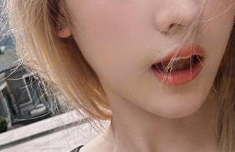 Xiuren秀人网 – 月夕Lily女王的高清原图写真，感受她在光影中的优雅瞬间