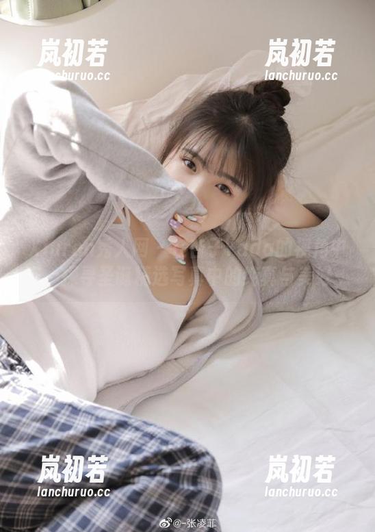 Xiuren秀人网 - 在杏子Yada的视角中，探寻圣诞精选写真中的纯真与美好