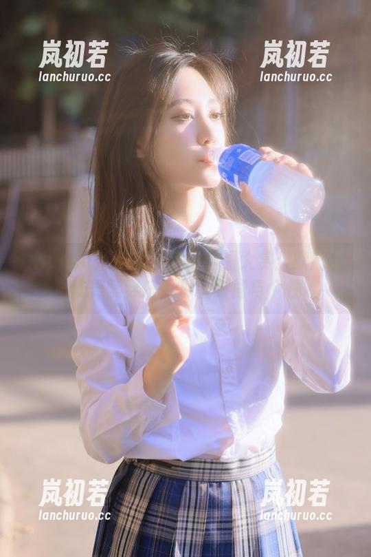 Xiuren秀人网-欧阳若依 Xiuren秀人网 - 高清套图大赏:欧阳若依美腿穿搭,尽显时尚与个性