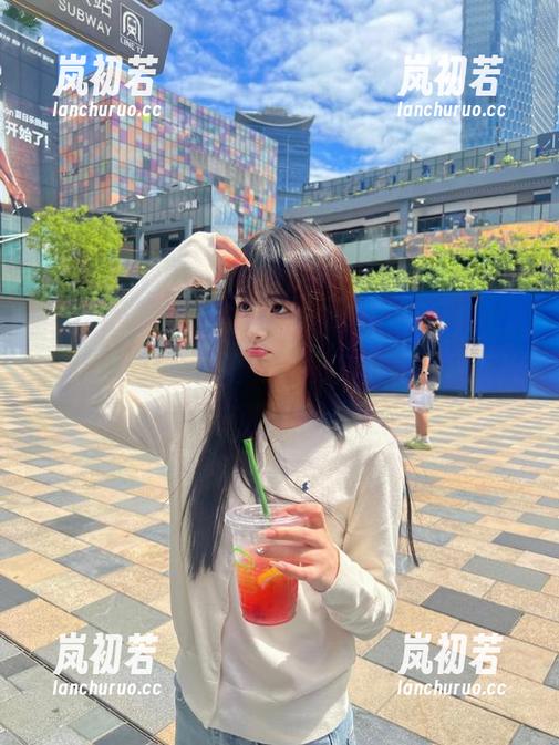 Xiuren秀人网-沈蜜桃off Xiuren秀人网 - 我是沈蜜桃off,穿着礼服的我真想笑,你可千万别下载这些图片哦!