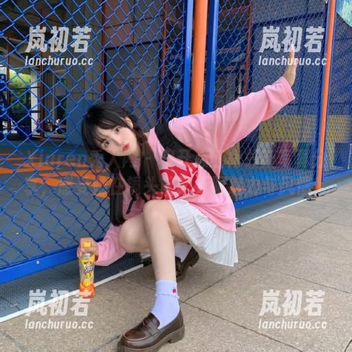 Xiuren秀人网 - 程开心红裙最新写真分享，感受她在镜头前的无限魅力与风情！