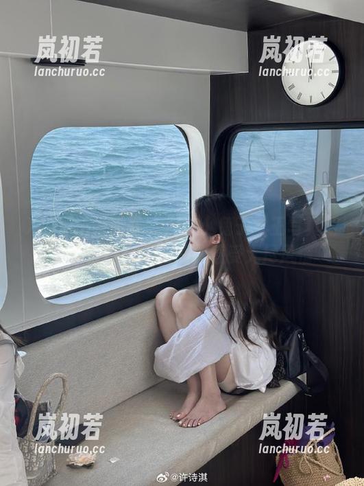 Xiuren秀人网-麻吉小兔子 Xiuren秀人网 - 麻吉小兔子女王写真新作:原图与图包让你感受无尽风情