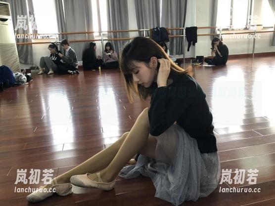 pans - 潮流与性感：妮妮白丝私房图集引领时尚新高度