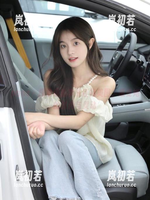 pans-李沫 pans - 探索最新李沫红裙美图,感受她的时尚与灵动