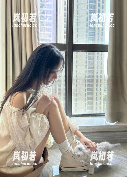 yui金鱼 唯美写真欣赏:yui金鱼与古米泳装壁纸,清新又迷人