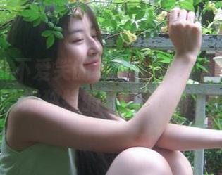 微密圈 – 不爱笑的赛琳吊带精选写真集：感受她独特的个性与时尚气息