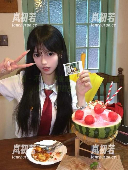 不爱笑的赛琳 微密圈 - 不爱笑的赛琳短裙写真原图更新,展现出别样的风情万种