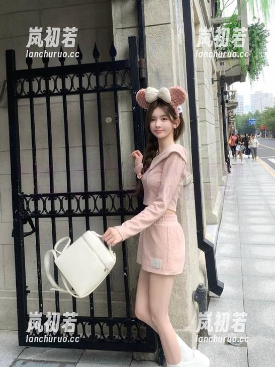 不爱笑的赛琳 微密圈 - 超清不爱笑的赛琳双马尾美照,原图与照片一起带你进入她的世界!