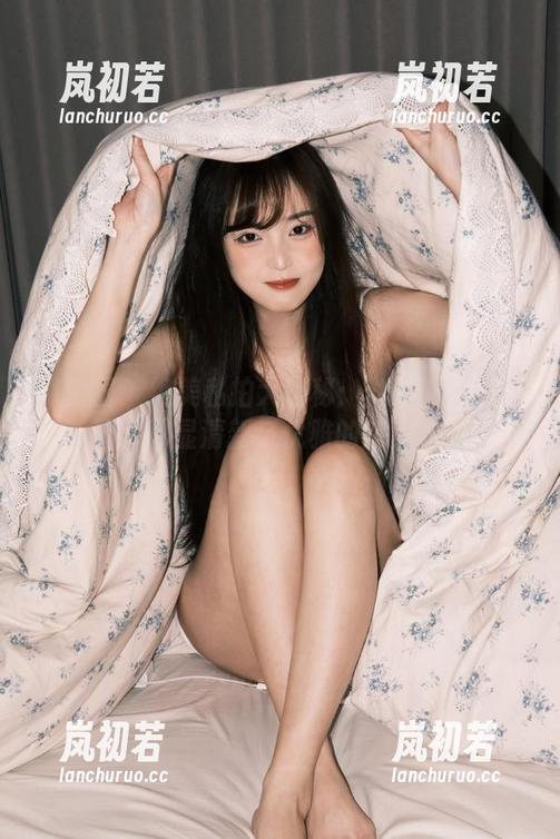 微密圈 - 绝美私拍大揭秘：丝月神学妹套图，尽显清新与优雅的完美结合