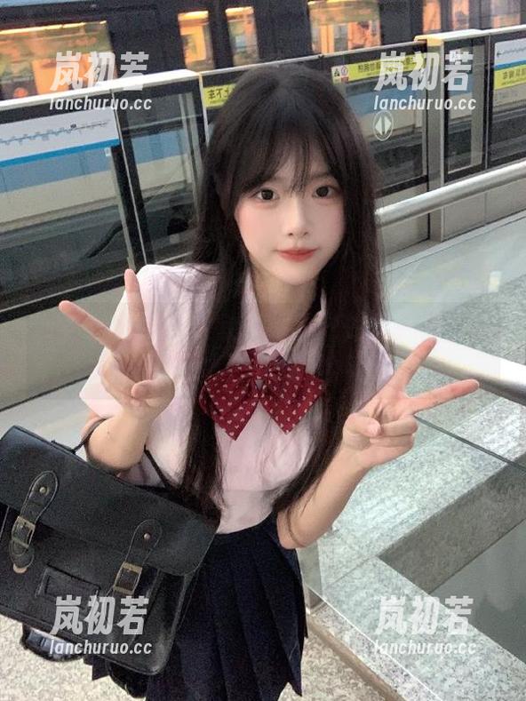 丽柜-心心 丽柜 - 向心心致敬!她的户外写真套图带你感受大自然的静谧与美丽