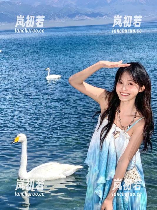 丽柜-琳达 丽柜 - 最新写真发布:琳达学姐的迷人微笑与动人姿态
