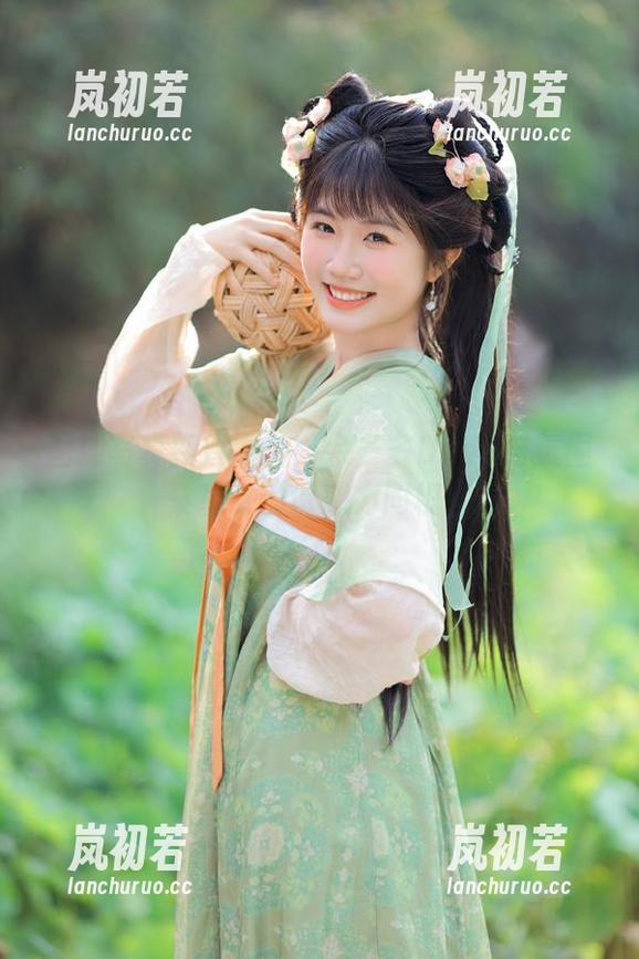 图库写真新晋女神：余多多Dudu与氛围紫皇女的诱惑力同框！